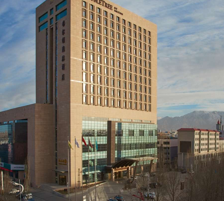 青海格尔木中浩希尔顿逸林酒店主图