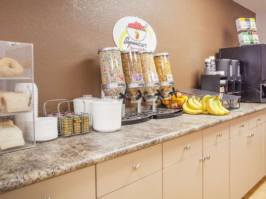 Super 8 by Wyndham Meadow Lake主图