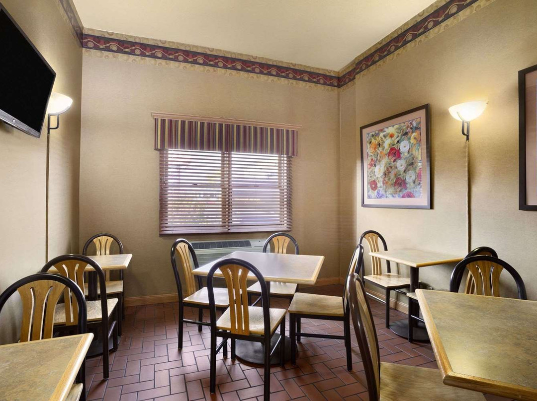 奥尔顿速8酒店主图