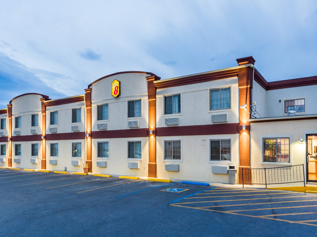 Super 8 by Wyndham Douglas主图