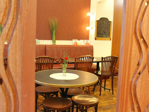 马里尼昂酒店主图