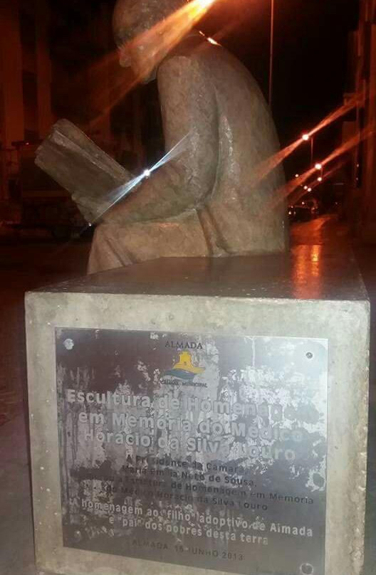 Estatua Dr. Horacio Louro-卡帕丽卡海岸必去景点