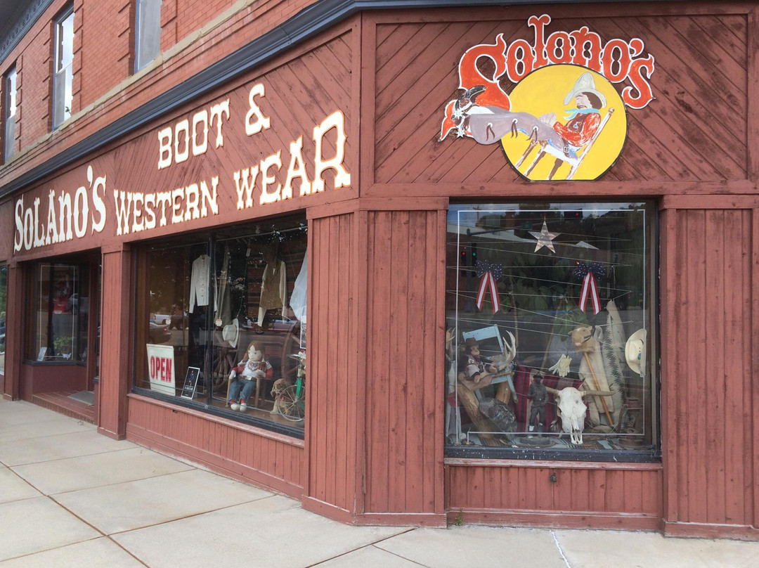 Solano's Boot & Western Wear-拉顿必去景点