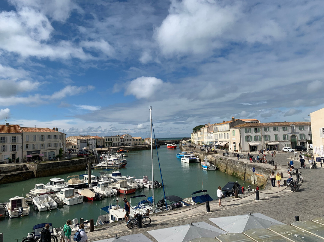 科罗娜酒店主图