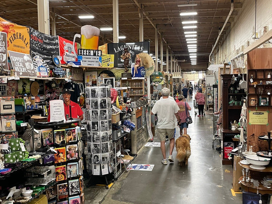 Main St. Antiques and Design Gallery-穆尔斯维尔必去景点