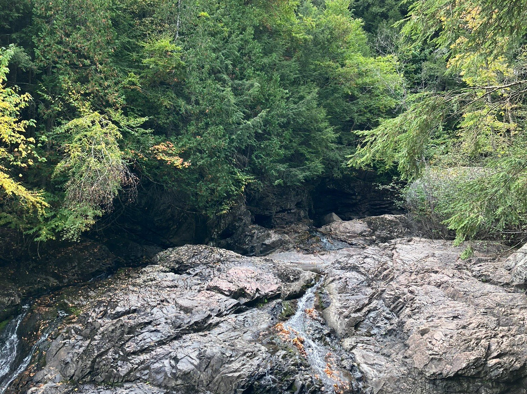 Parc des Chutes de Sainte-Ursule-Sainte-Ursule必去景点