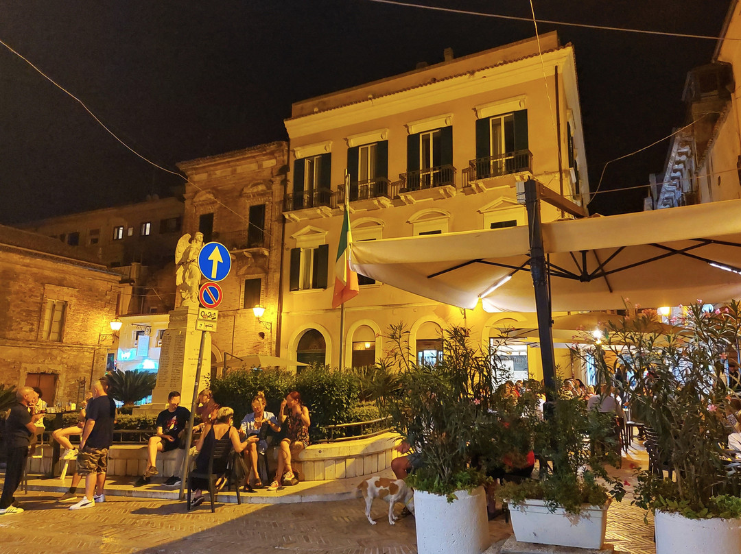 Piazza Caprioli-瓦斯托必去景点
