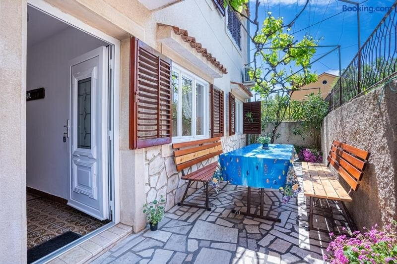 House and apartment Mareta