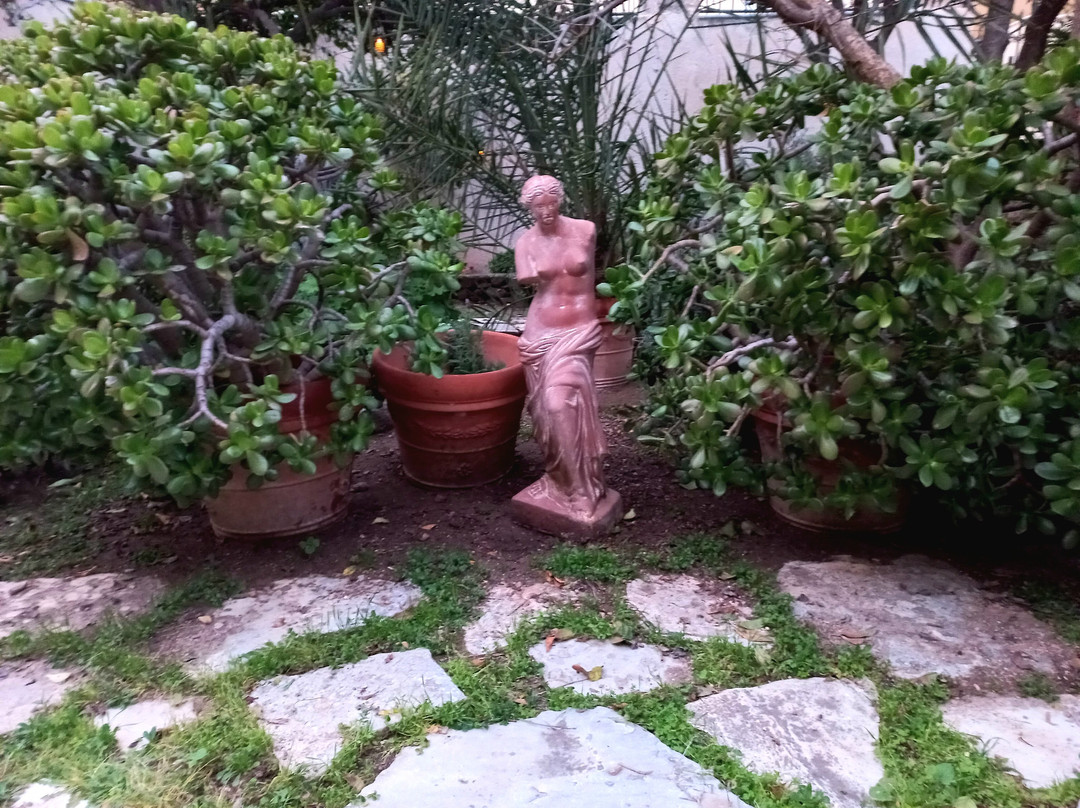 Antouanetta Apartments主图