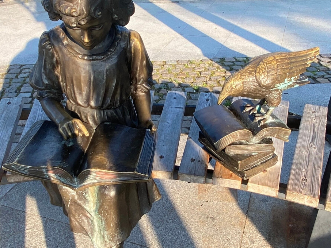 Sculpture "Girl Reading a Fairy Tale"-斯韦特洛戈尔斯克必去景点