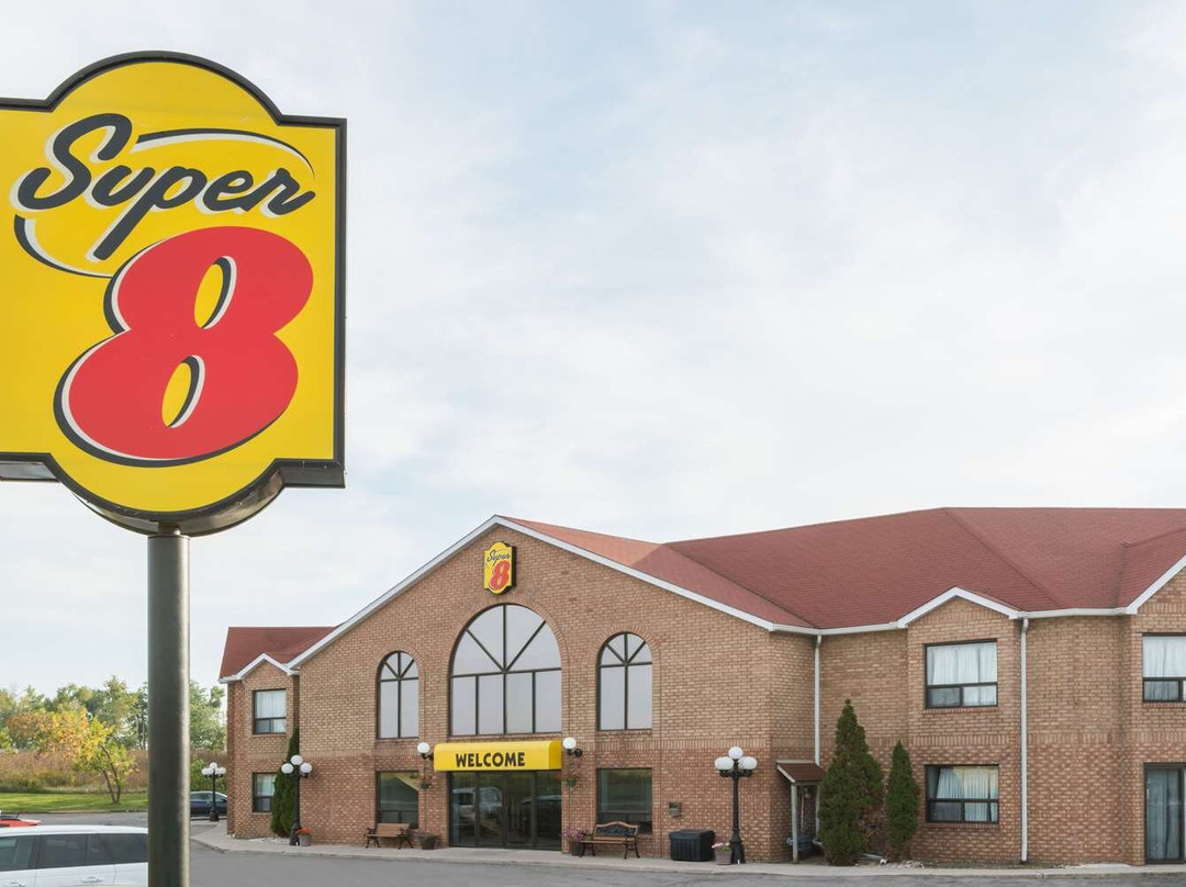 Super 8 by Wyndham Mt Hope Hamilton Intl Arpt on