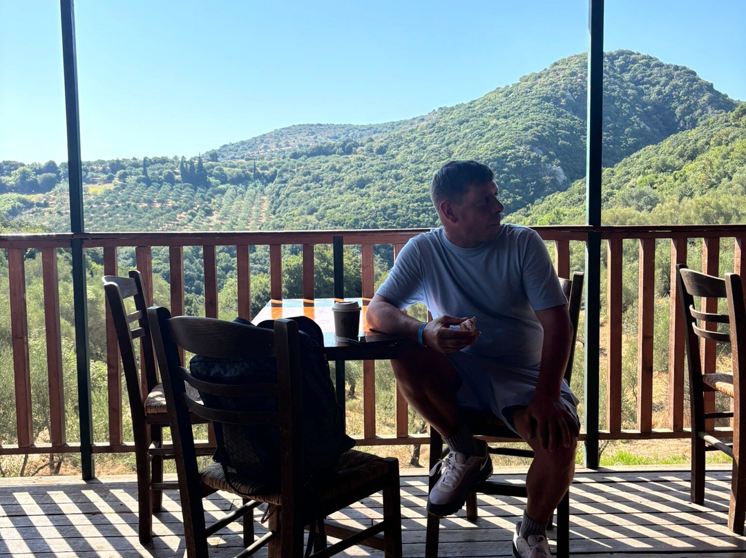 Polylimnio Waterfall-Charavgi必去景点