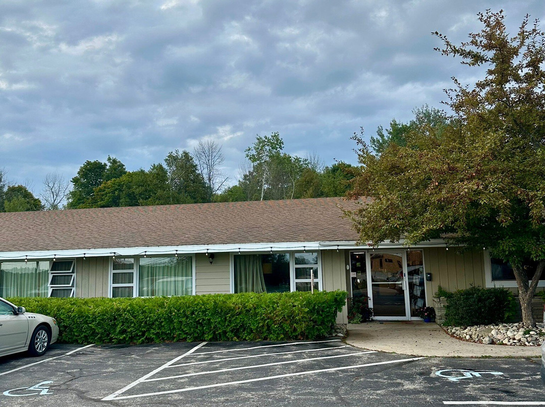 The Ellison Inn & Lounge主图