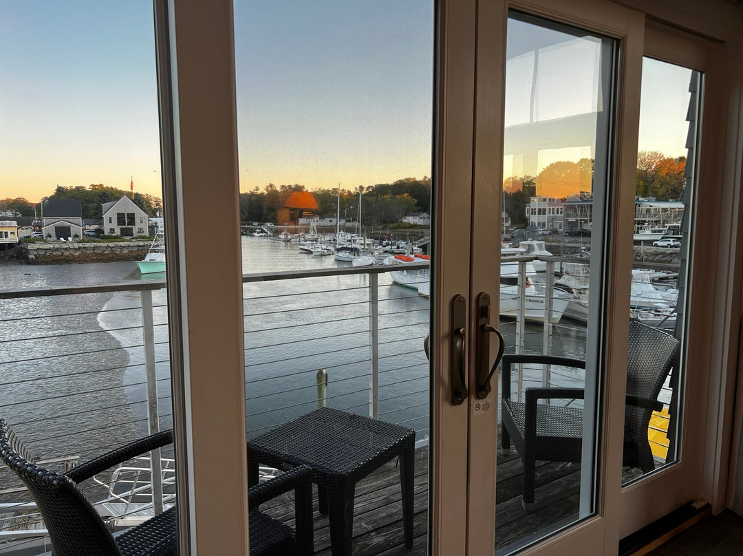 Boathouse Waterfront Hotel主图