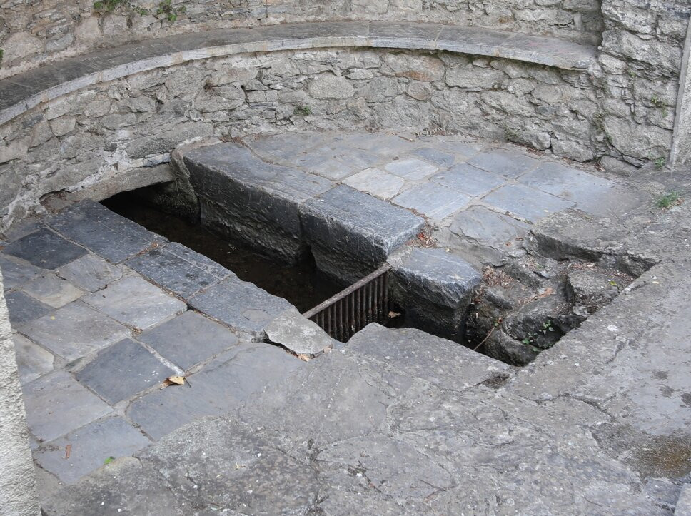 Fontaine (Rue pont vieux)