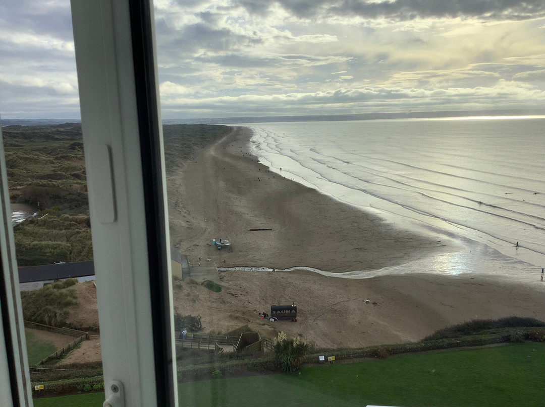 桑顿沙滩酒店主图