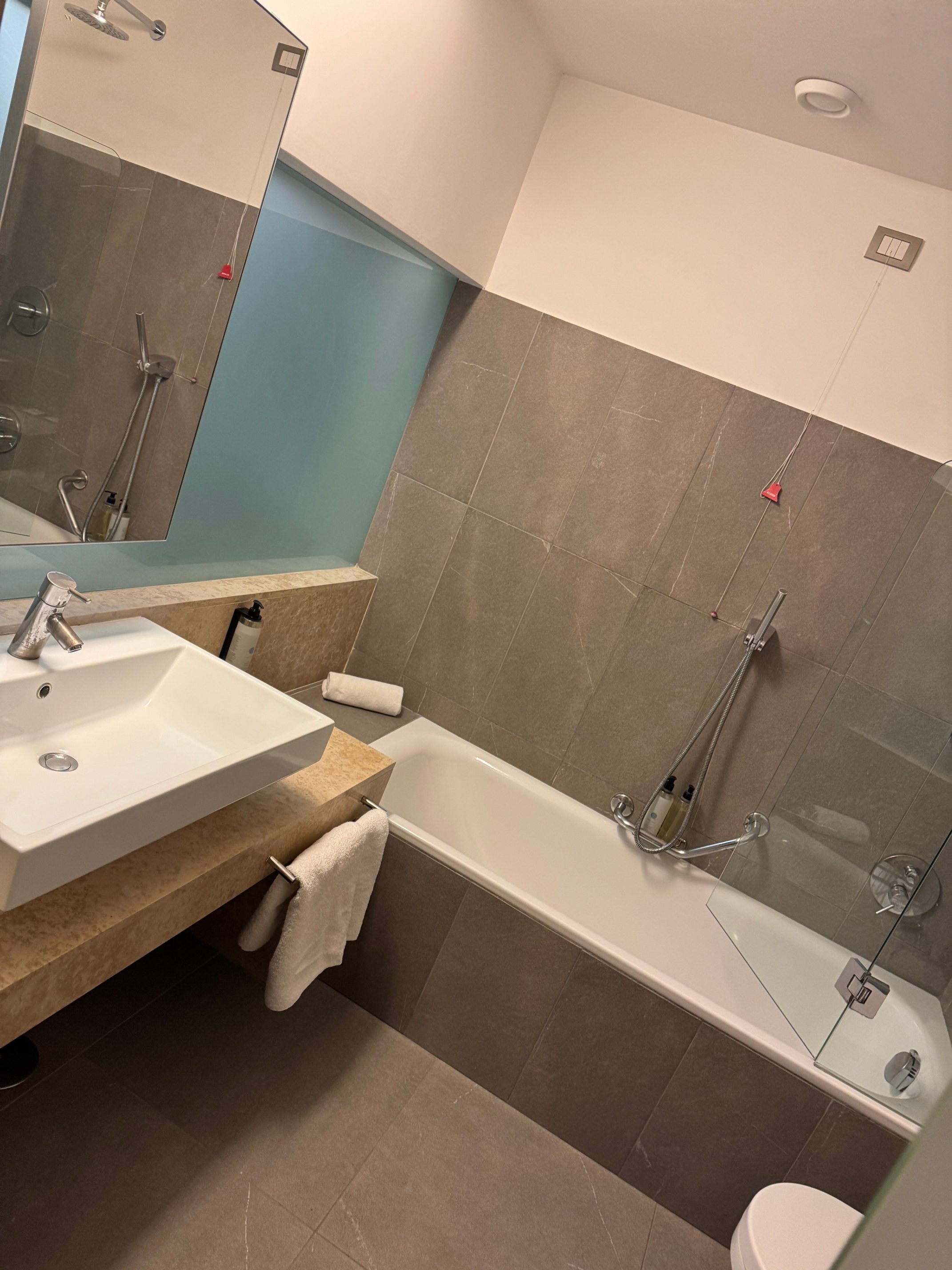 阿兰蓝光酒店-官方