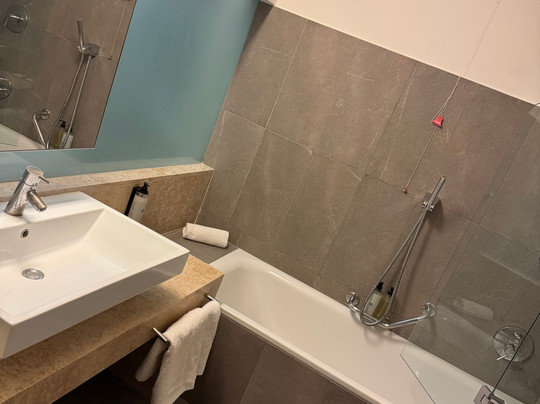 阿兰蓝光酒店主图