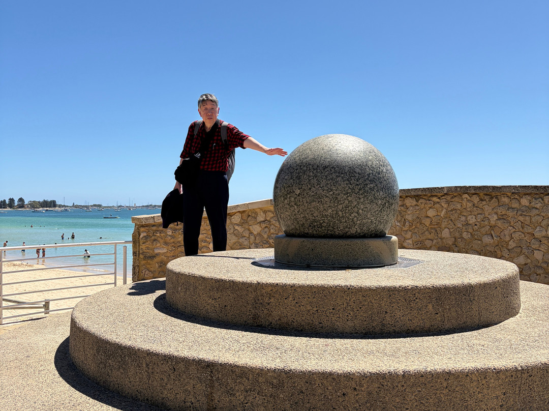 Floating Rock Sphere-罗金厄姆必去景点