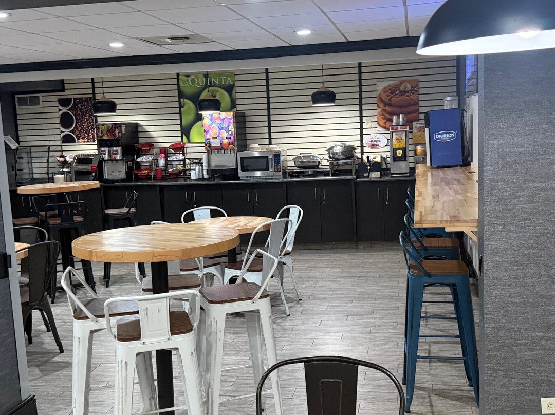 布法罗机场拉昆塔温德姆酒店主图