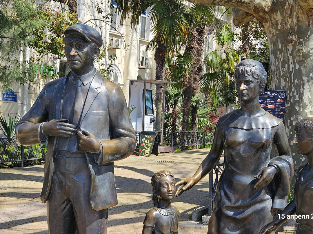 Monument to the Characters of Movie Brilliantovaya Ruka-索契必去景点