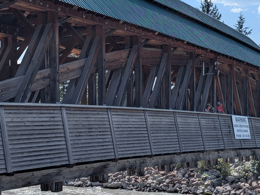 Kicking Horse Pedestrian Bridge-戈尔登必去景点