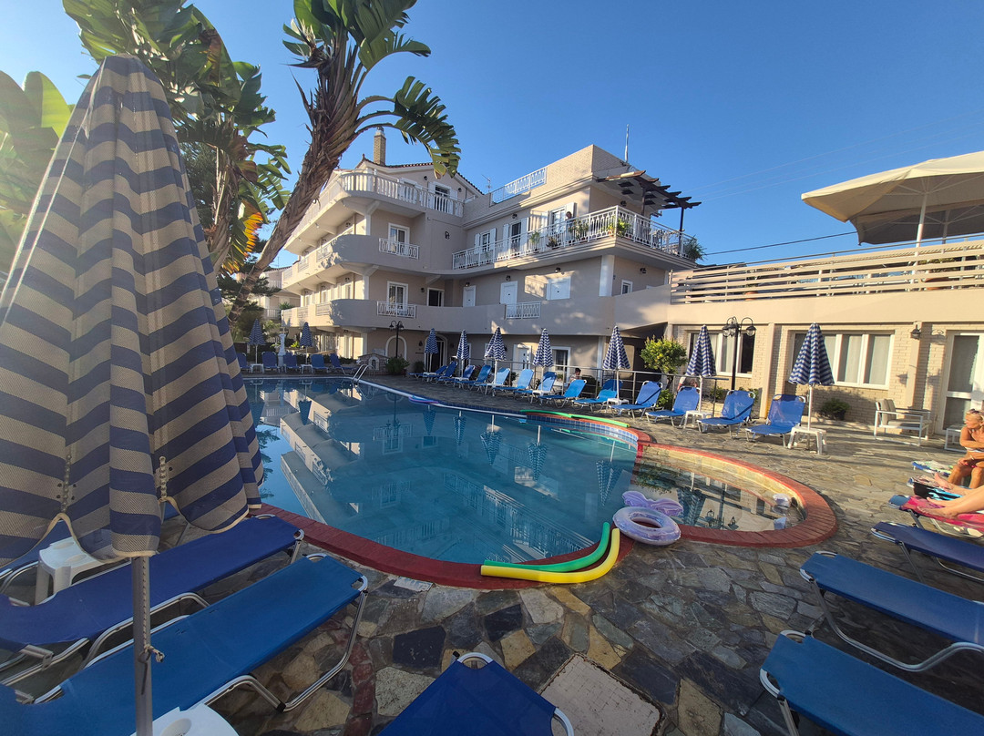 Planos Beach Hotel 海滩酒店主图