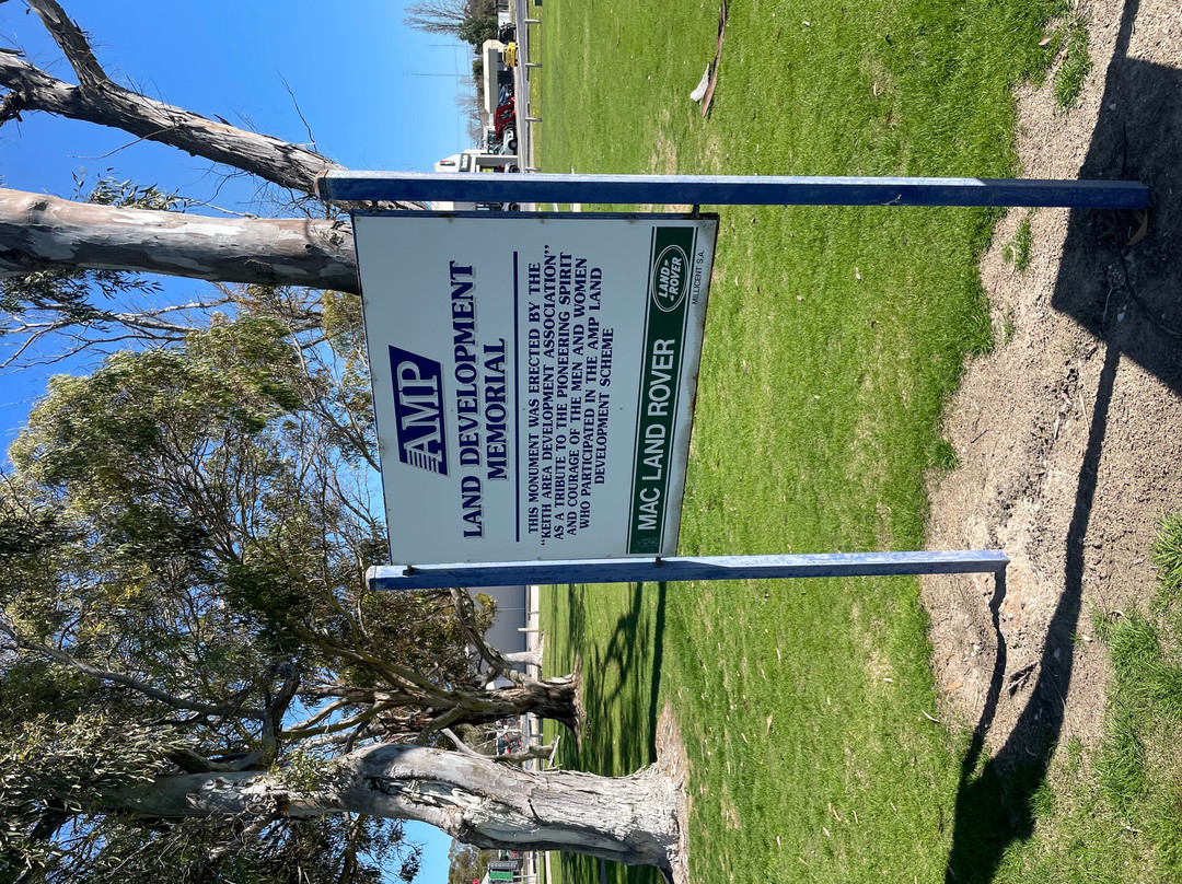 Landrover On A Pole-Keith必去景点