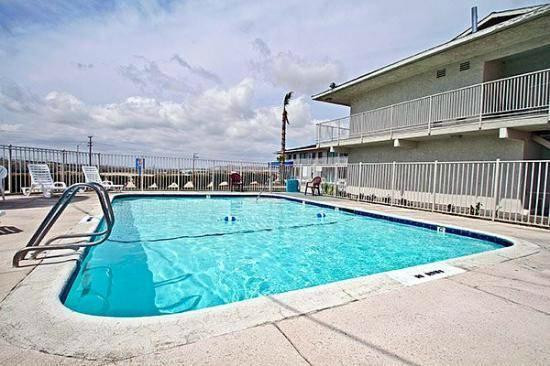 Hilltop Inn & Suites