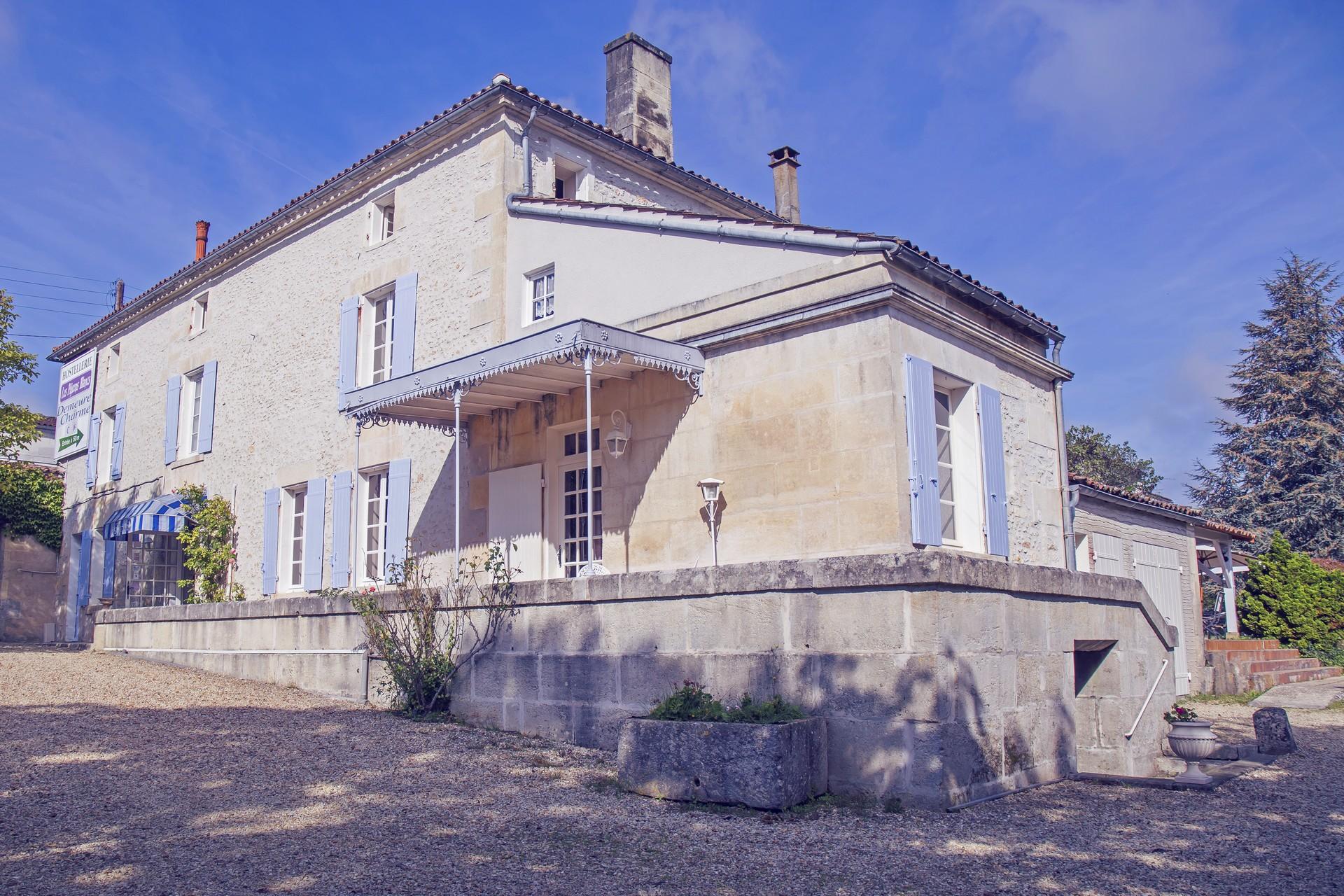 Hostellerie Les Pigeons Blancs-官方
