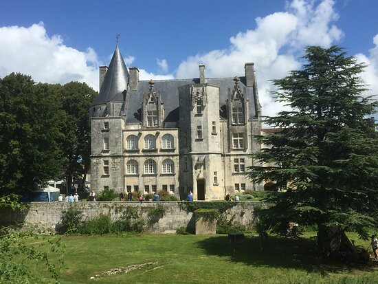 Château De Crazannes景点图片