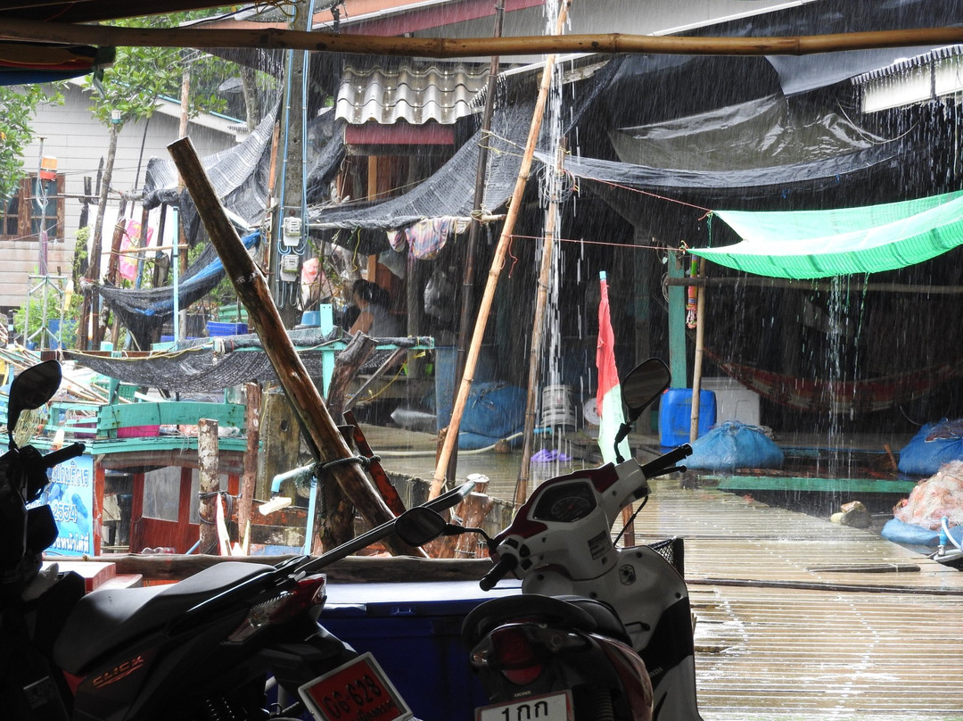 Salak Khok Kayak Station景点图片