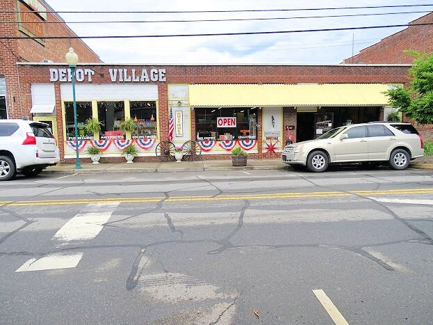 Depot Village Antiques景点图片