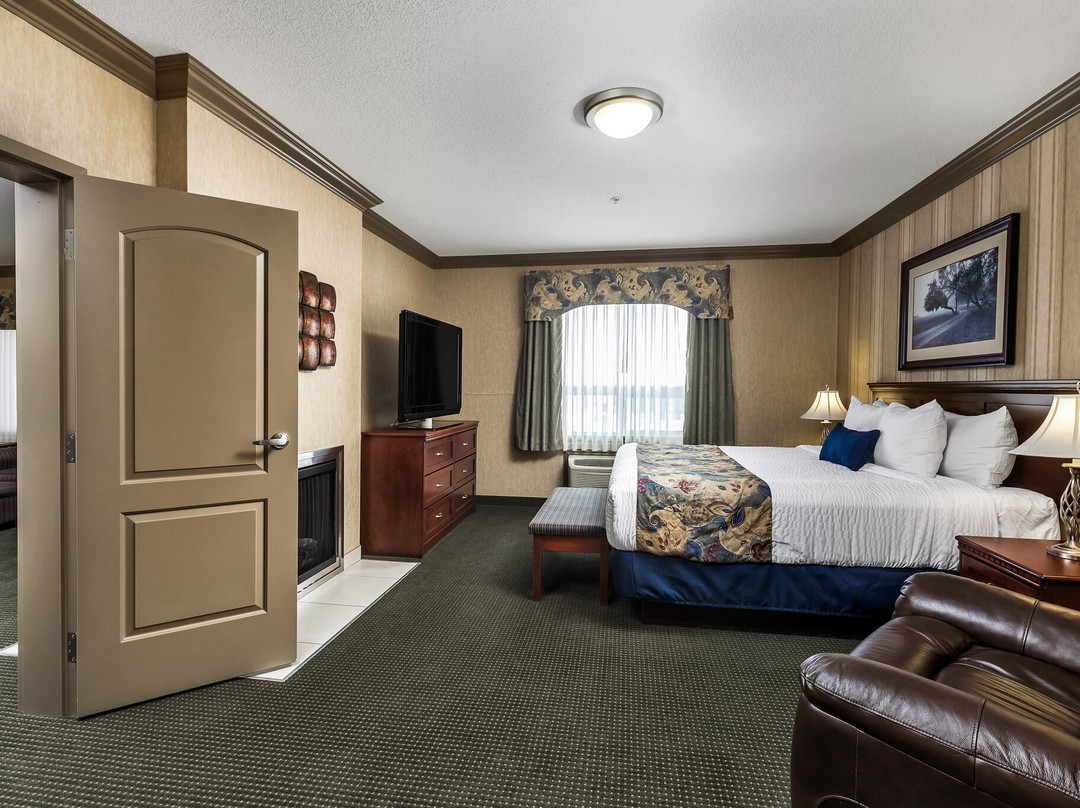 Redwood Inn & Suites主图