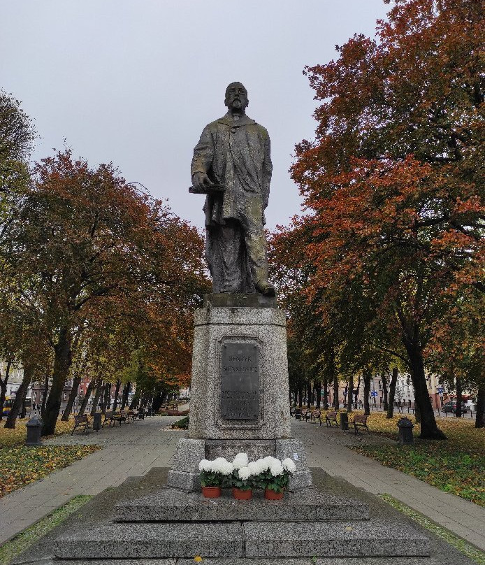 Monument of Henryk Sienkiewicz in Słupsk景点图片