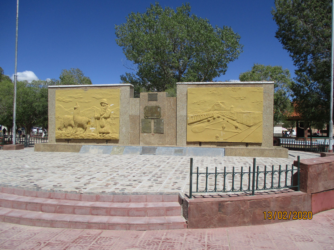 Plaza Eugenio Tello景点图片