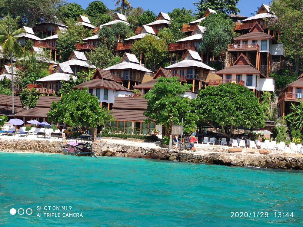 皮皮岛海滩度假酒店主图