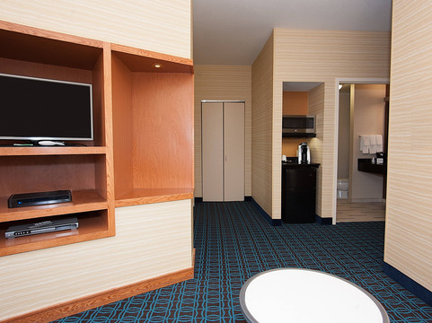 舒适套房酒店阿克伦南主图