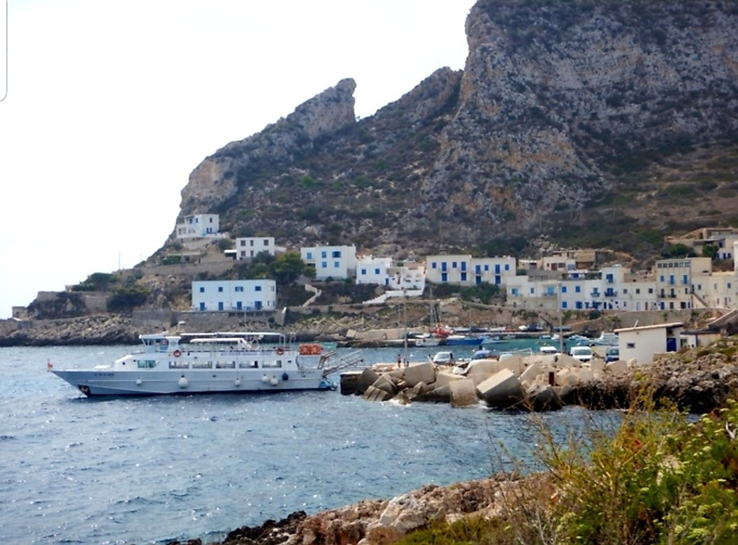 Spiaggia di Cala Minnola景点图片