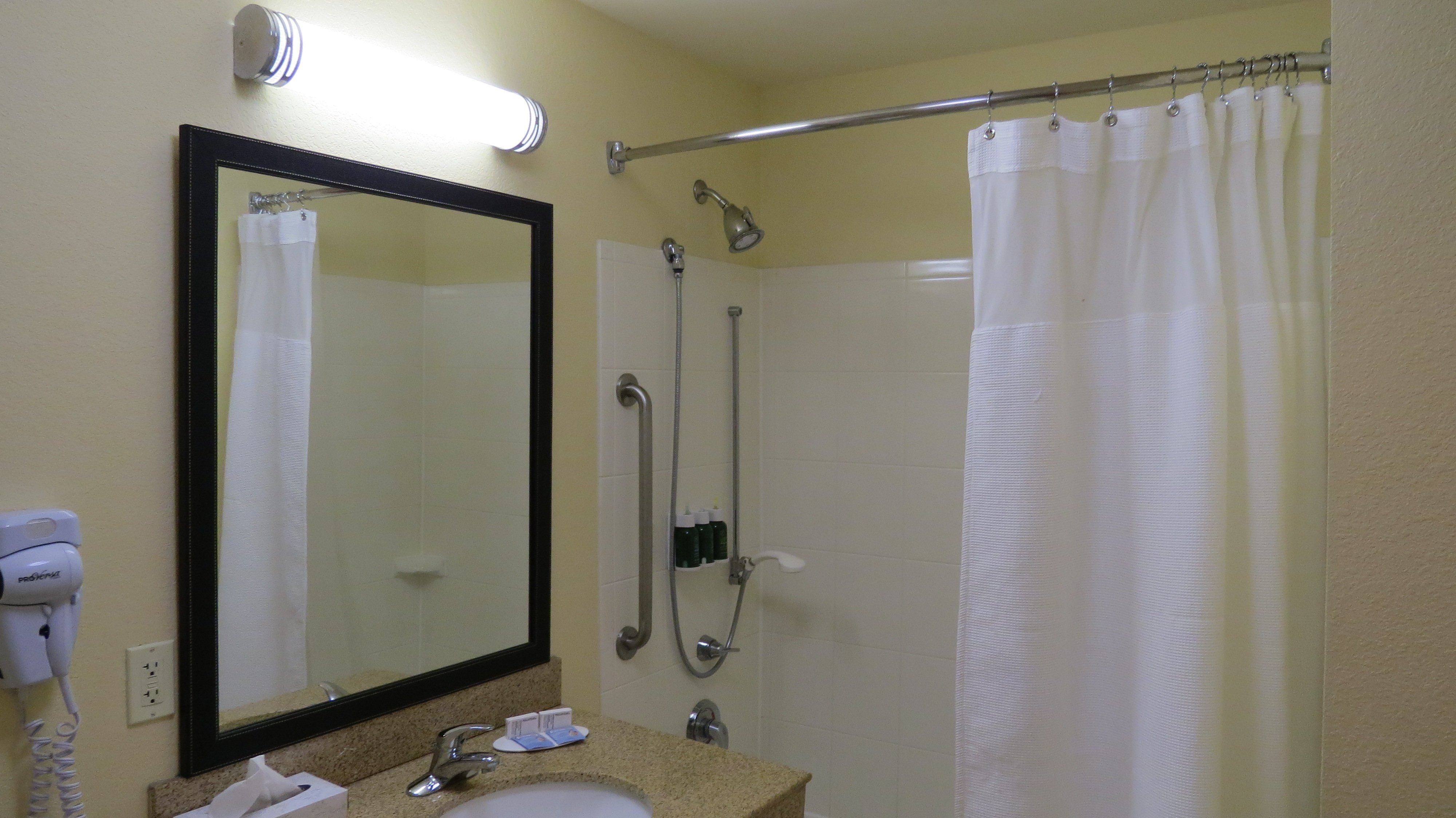 拉皮德城费尔菲尔德套房酒店-浴室