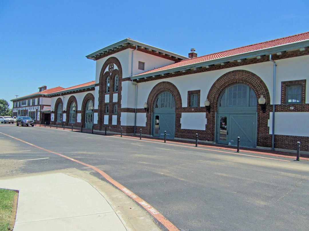 Santa Fe Railroad Depot and Harvey House景点图片