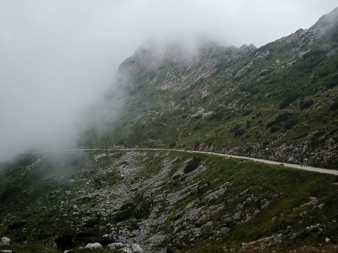 Road of 52 Tunnels景点图片
