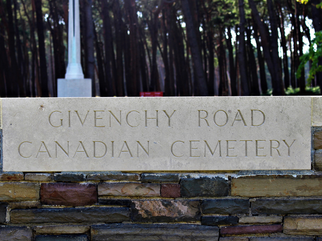 Givenchy Road Canadian Cemetery景点图片