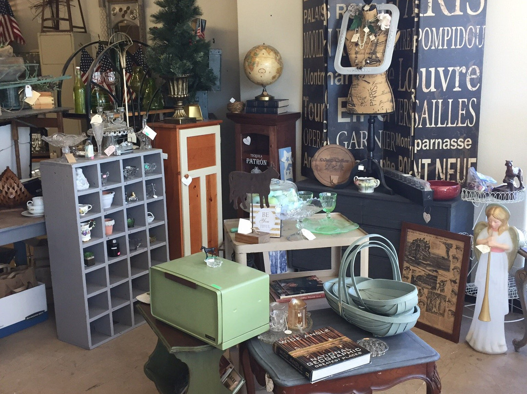 Eighth & Main Antique Center-奇科必去景点