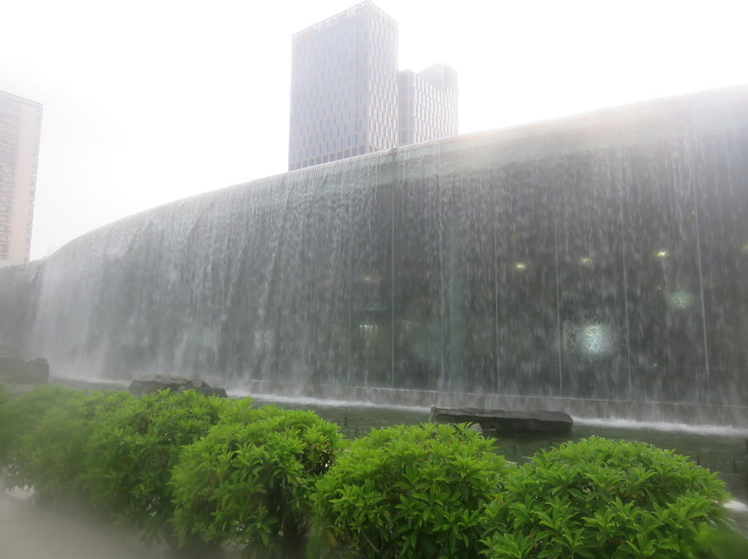 广州东站广场水景瀑布-广州市必去景点