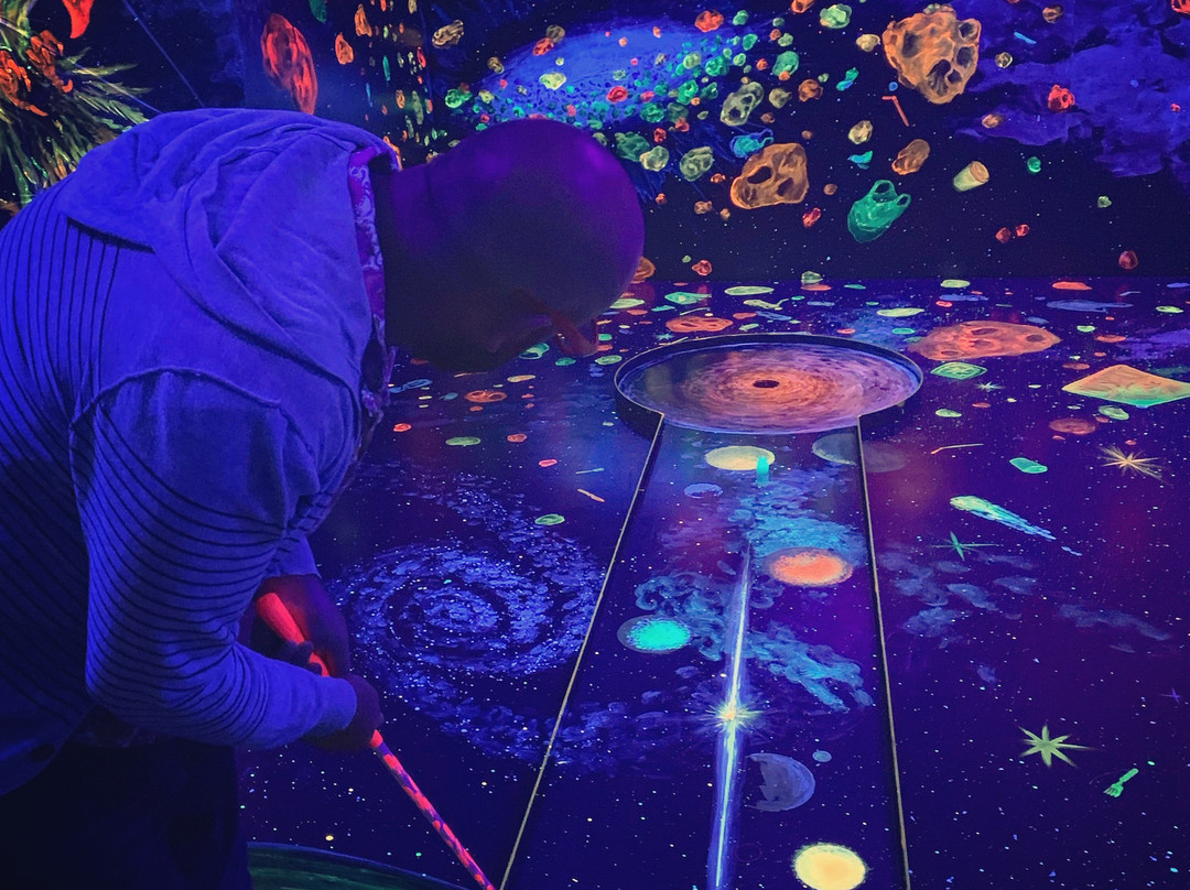 Glowing Rooms 3D Mini Golf, VR Escape Rooms & more景点图片