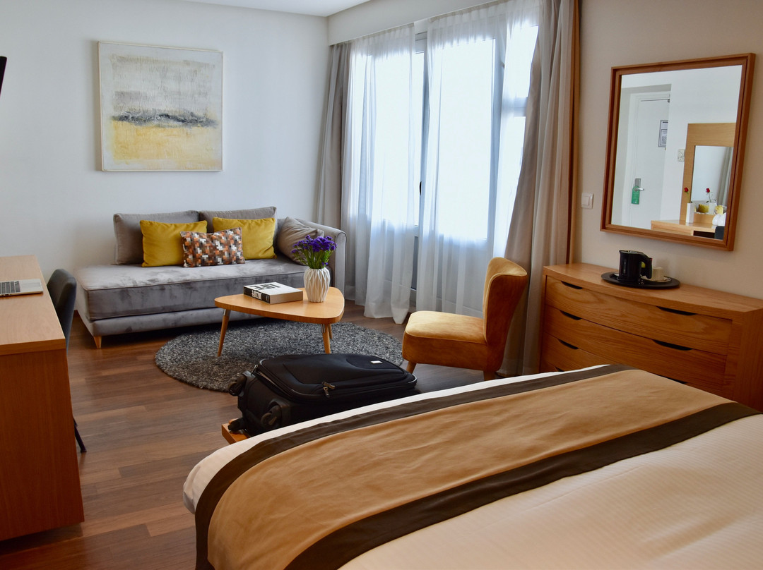 勒彼得里酒店主图