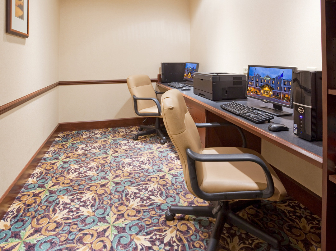 西密尔沃基奥科诺莫沃克驻桥套房酒店主图