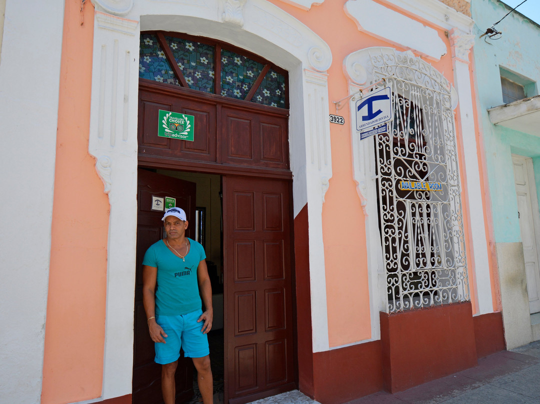 Cadena Hostal Roberto Carlos