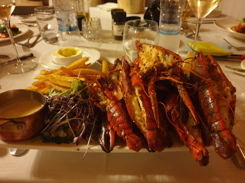 里拉依山林小屋主图